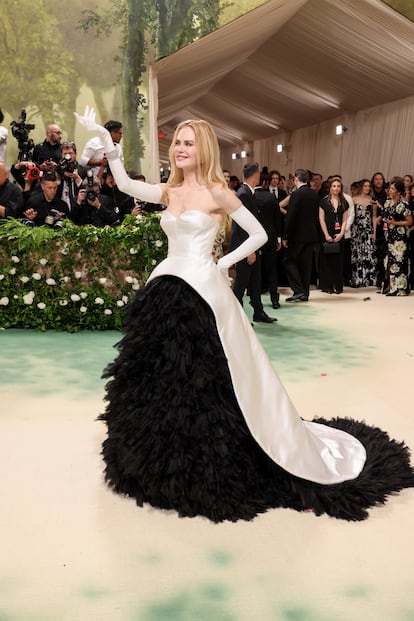 Nicole Kidman dando lecciones una vez más de lo que es vestirse para una alfombra roja. Su vestido en blanco y negro es de Balenciaga. 