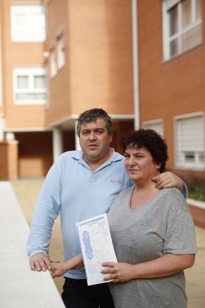 La pareja en el patio del edificio en el que viven, propiedad de Lazora.