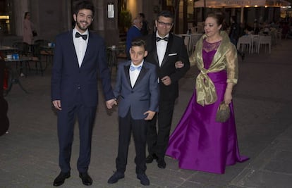 El cantante Adri&aacute;n Martin con su familia en la Global Gift Gala en Madrid en abril de 2017.