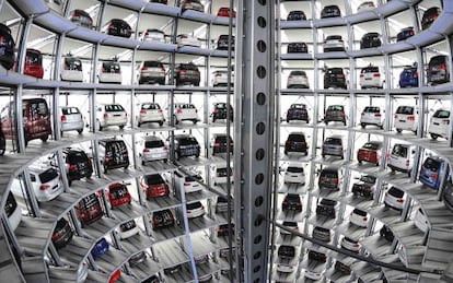 Coches de Volkswagen en la torre de entregas de la sede del fabricante en Alemania.