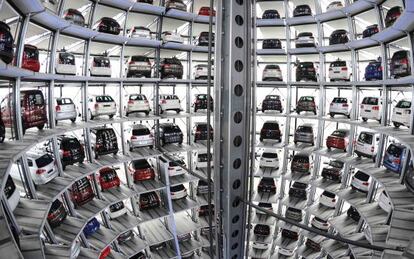 Coches de Volkswagen en la torre de entregas de la sede del fabricante en Alemania.