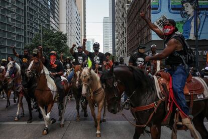 Varios manifestantes a caballo, durante la marcha de protesta del martes en Houston, Texas.