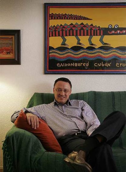 El escritor Luis Leante, en su casa.