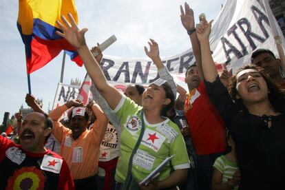 Inmigrantes de partidos de izquierdas: PRT, Corriente Roja, y pertenecientes a la Asociación de Trabajadores Inmigrantes en España (ATRAIE) ondean banderas colombianas y lucen pegatinas con la frase "Nativa o extranjera la misma clase obrera", durante la manifestación del Primero de Mayo en Madrid, en 2005.