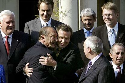 Jacques Chirac (izquierda) y Gerhard Schröder se abrazan durante la cumbre de la UE de mayo de 2004.