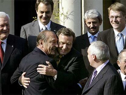 Jacques Chirac (izquierda) y Gerhard Schröder se abrazan durante la cumbre de la UE de mayo de 2004.