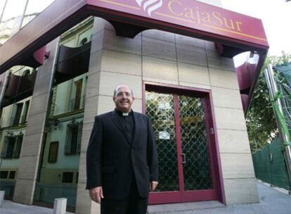 El presidente de Cajasur, Santiago Gómez, a la salida de la entidad ayer en Córdoba.