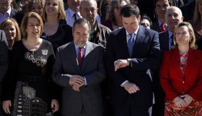 De izquierda a derecha, Maru Menéndez, Juan Barranco, Tomás Gómez (ambos mirando sus relojes) y Amparo Valcarce, durante la presentación ayer de los 129 candidatos socialistas a la Asamblea de Madrid.