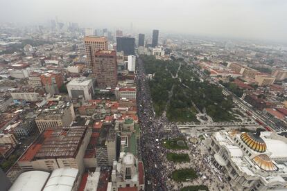 Vista de la manifestación tomada desde un rascacielos de México DF.