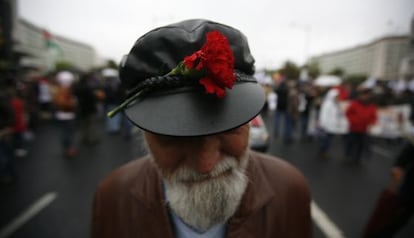 Un hombre con un clavel durante una marcha conmemorando la revoluci&oacute;n de los claveles en Lisboa, el 25 de abril de 2012. 