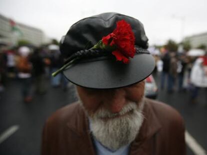 Un hombre con un clavel durante una marcha conmemorando la revoluci&oacute;n de los claveles en Lisboa, el 25 de abril de 2012. 