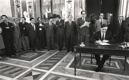 Iñaki Anasagasti firma la reforma de la Constitución en 1992. Detrás de él, José María Aznar, Gabriel Cisneros, Julio Anguita, Virgilio Zapatero, Felipe González, Félix Pons, entre otros.