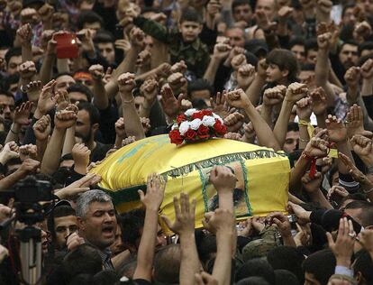 Funeral en KfarSir (Líbano) por uno de los trabajadores del canal de televisión de Hizbulá, Al Manar, que murieron en un ataque en la ciudad siria de Malula. 15 de abril de 2014.