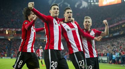 Iturraspe, Aduriz, Merino y Munian celebran un gol.