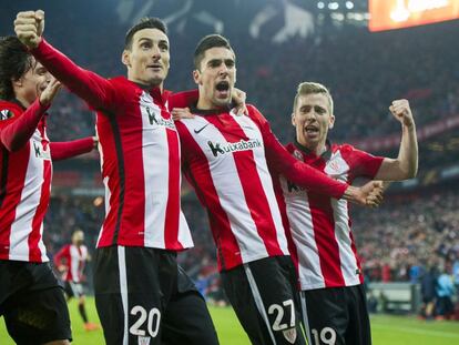 Iturraspe, Aduriz, Merino y Munian celebran un gol.