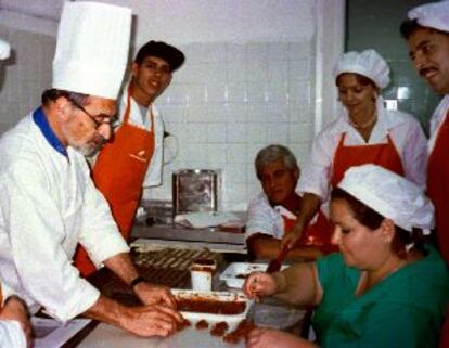 Quim Capdevilla (a la izquierda) da clases en la Escuela Latinomericana de Chocolatería.