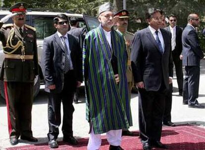 El presidente afgano, Hamid Karzai (izquierda), con su homólogo paquistaní, Pervez Musharraf, ayer en Kabul.