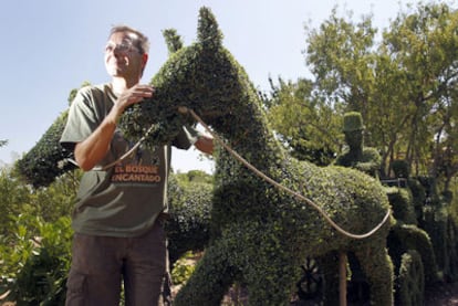 Juan Antonio Pizarraya with one of the hedge sculptures at El Bosque Encantado.