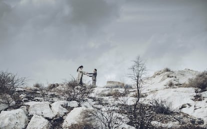 Um casal de noivos em Latakia, em dezembro de 2016.<p><i> “Adoro fotografar as pessoas, seus rostos, seus olhos, detalhes de sua vida diária, e contar suas histórias através de minhas imagens. Sempre procuro o lado positivo porque acredito que a esperança sempre está presente.”</i></p>