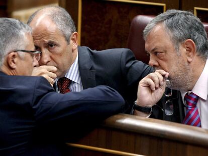 El ministro José Blanco conversa en el Congreso con los diputados del PNV Josu Erkoreka (izquierda) y Pedro Azpiazu.