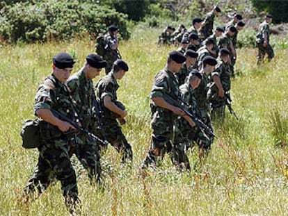 Militares irlandeses rastreaban ayer las cercanías del aeropuerto Shannon, adonde anoche llegó Bush.