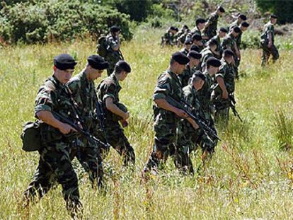 Militares irlandeses rastreaban ayer las cercanías del aeropuerto Shannon, adonde anoche llegó Bush.