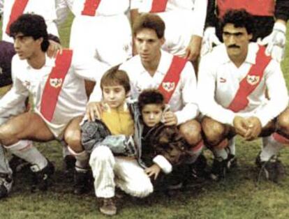 Flako, de niño (el de la derecha), en una foto con el Rayo Vallecano en 1992 que en su momento apareció en el Diario Ya.