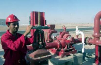 En la imagen, un operario ajustando una válvula durante en una refinería en Irak. EFE/Archivo