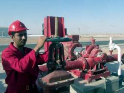 En la imagen, un operario ajustando una válvula durante en una refinería en Irak. EFE/Archivo