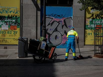 Operarios de la limpieza en la calle Arenal de Madrid.