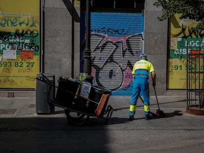 Operarios de la limpieza en la calle Arenal de Madrid.