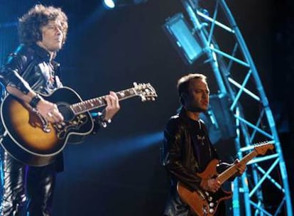 Enrique Bunbury (izquierda) y Juan Valdivia, durante el concierto de Héroes del Silencio.