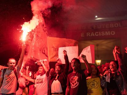 A group of demonstrators protest outside the Spanish Consulate in São Paulo (Brazil) over insults towards Vinicius.