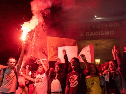 Un grupo de manifestantes protestan frente al Consulado de España en São Paulo (Brasil) por los insultos a Vinicius.
