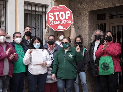 Activistas de la Plataforma Antidesahucios paralizan un desahucio en Valencia, el 22 de febrero.