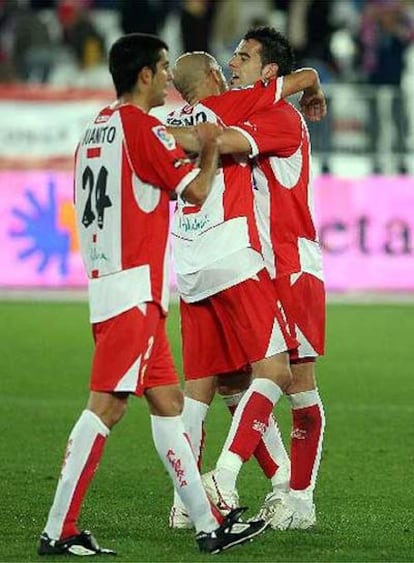 Los jugadores del Almería festejan el gol de Pulido