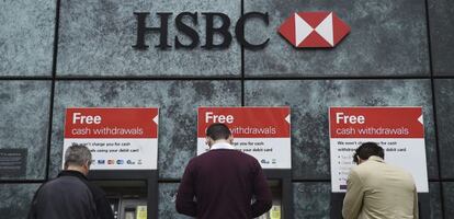 Tres clientes sacan dinero en los cajeros del banco brit&aacute;nico HSBC, entidad que anunci&oacute; hoy la venta de todo su negocio en Brasil al local Banco Bradesco. EFE/Archivo