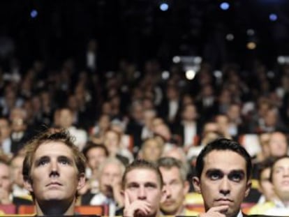 De izquierda a derecha, Andy Schleck, Alberto Contador y Bradley Wiggins, durante la presentación del Tour 2013