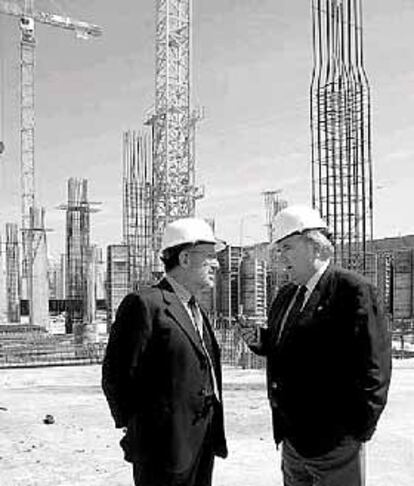 Los consejeros Carlos González Cepeda y Josep Delfí Guàrdia, ayer en las obras de la Ciudad de la Justicia.