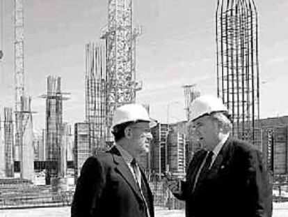 Los consejeros Carlos González Cepeda y Josep Delfí Guàrdia, ayer en las obras de la Ciudad de la Justicia.
