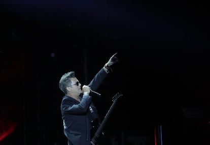 Alejandro interpreta una de sus canciones.