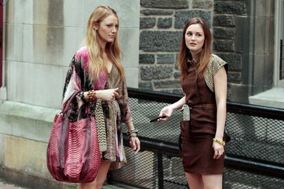 Blake Lively y Leighton Meester interpretaban a Serena y Blair en la serie 'Gossip Girl', el antecedente más evidente del realismo de móvil.