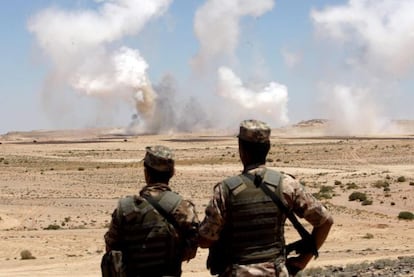 Soldados jordanos observan unas maniobras militares en Quweira (Jordania).