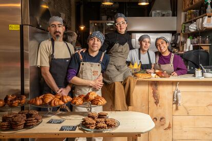 Parte del equipo de trabajo de la panadería Cinco y dos posan para retrato.