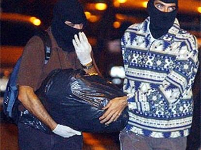 Agentes de la Guardia Civil sacan material de un piso registrado anoche en San Sebastián.