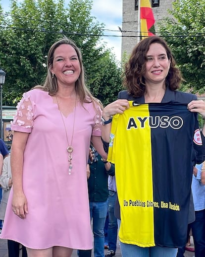 La candidata del PP de Galapagar, Carla Greciano, junto a la presidenta de la Comunidad en funciones, Isabel Díaz Ayuso.