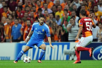 Isco controla el balón ante Baytar.