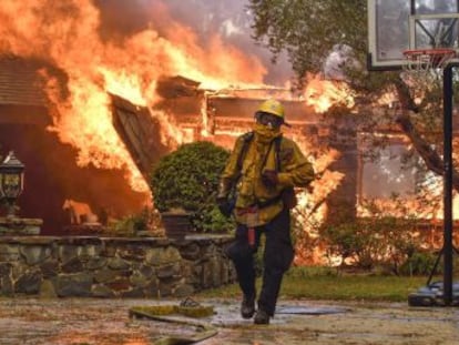 Las autoridades han declarado el estado de emergencia en ocho condados, después de que 1.500 casas hayan quedado calcinadas
