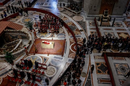 Despedida a Benedicto XVI en la capilla ardiente instalada en la basílica de San Pedro.