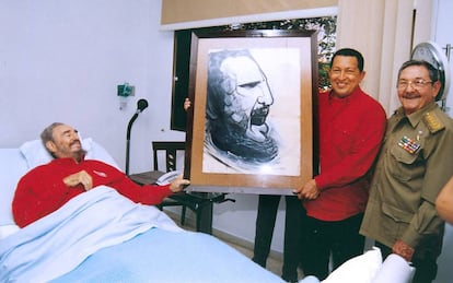 Hugo Chávez le regala a Fidel Castro —en presencia de su hermano Raúl Castro— un retrato suyo realizado por el pintor mexicano David Alfaro Siqueiros.